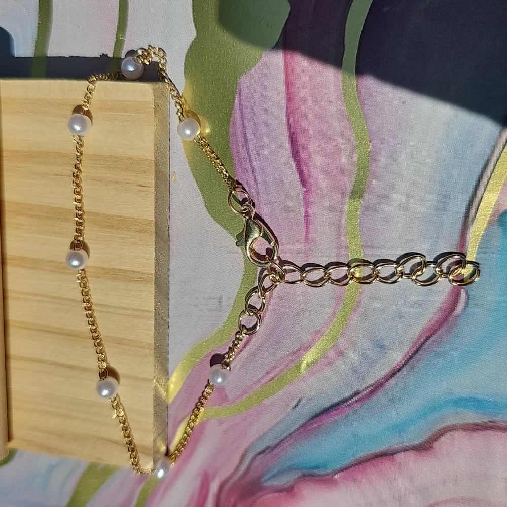 Elegant Gold and White Pearl Bracelet - Picture 2 of 2